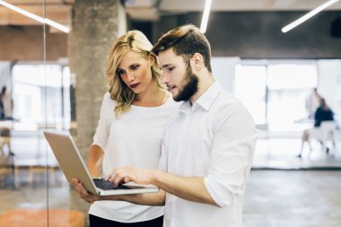 Yeni fikirleri tartışmak iş adamları