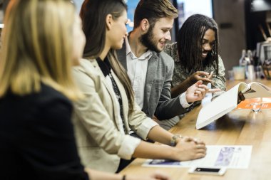 makalenin içeriğini tartışırken insanlar