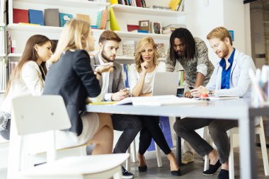 eğilimleri tartışmak tasarımcıları