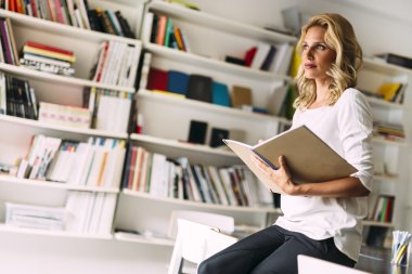 Kadın kitap okuyor.