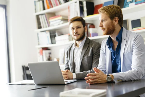 Affärskollegor sitter vid skrivbord — Stockfoto