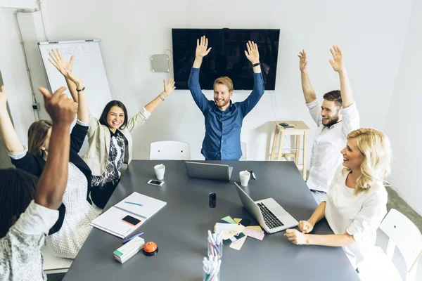 Grupp av medarbetare lycklig som mål uppnås — Stockfoto