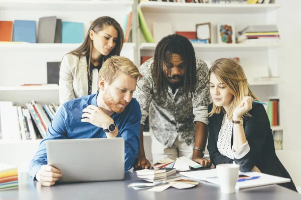 Réunion de remue-méninges entre collègues au travail — Photo