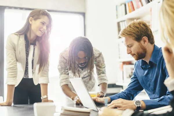 Coworkers brainstorming in ufficio — Foto Stock