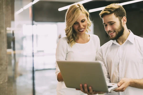 Neue Ideen mit einem Mitarbeiter besprechen — Stockfoto