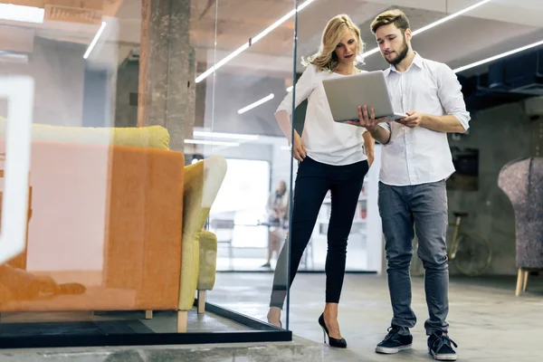 Kollegen Brainstorming im Büro — Stockfoto