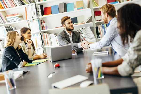 Zakenmensen schudden handen in office — Stockfoto