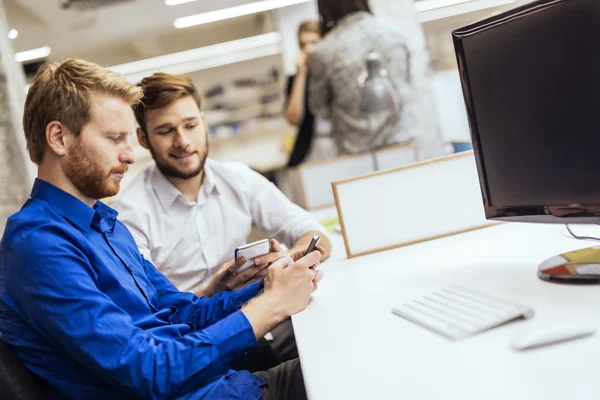 Hommes travaillant au bureau — Photo