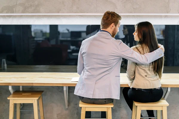 Hombre abrazando mujer en bar — Foto de Stock