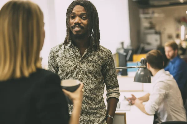 Colleagues in office talking — Stock Photo, Image