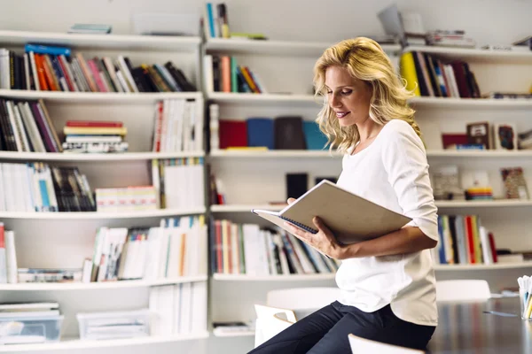 Libro de lectura mujer —  Fotos de Stock