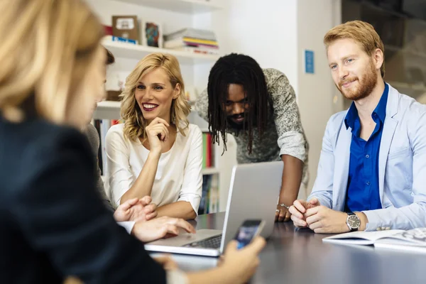 Geschickte Designer und Geschäftsleute — Stockfoto