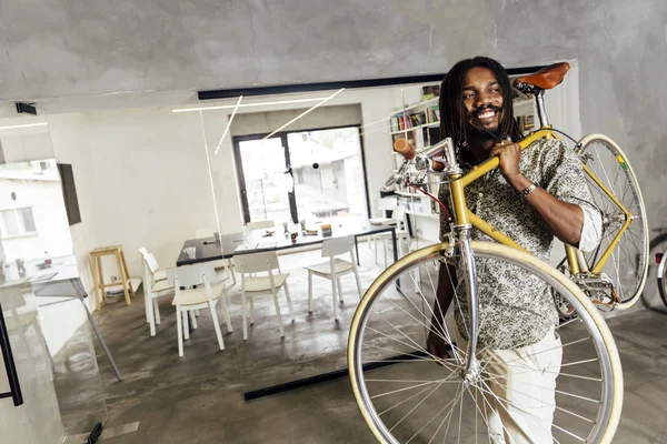 Zwarte man met fiets — Stockfoto