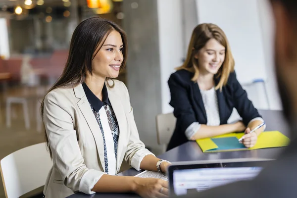 Kvinnliga företagare arbetar på kontor — Stockfoto