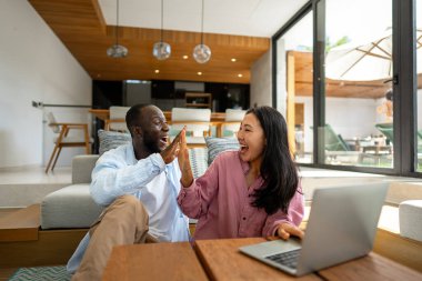 Dijital göçebe olan ve her ay farklı bir ülkeden gelen mutlu, çok uluslu bir çift. Girişim serbest çalışma konsepti.