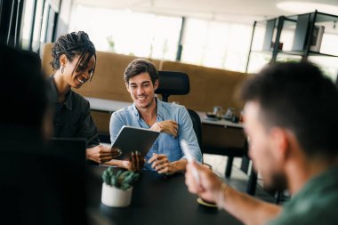 İş adamları, anlaşma için tokalaşma, B2B anlaşması ve proje için işbirliği. El sıkışma, sözleşme ve çalışanlar takım çalışması, selamlama ve terfi ve müzakere için teşekkür ederiz.