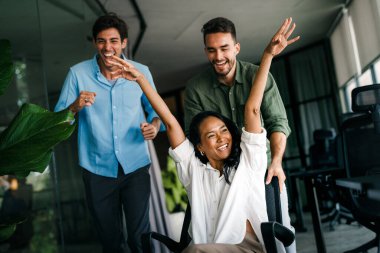 Yine aynı şeyi yaptık. Neşeli, heyecanlı genç melez ırk, çok ırklı girişimciler en son başarılarını ve harika çalışma ortamlarını kutluyorlar..