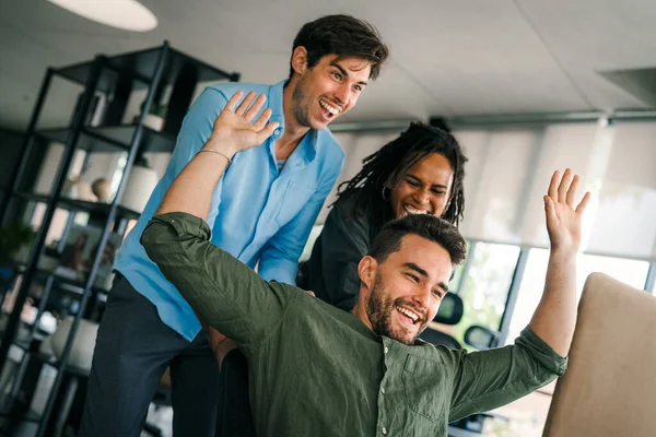 Bin yıllık çok ırklı takım insanlar eğlenmek oda ofis, heyecanlı farklı çalışanlar iş kopma komik faaliyet zevk gülüyor koltuklarda sürme yaratıcı samimi işçiler birlikte oyun oynamak