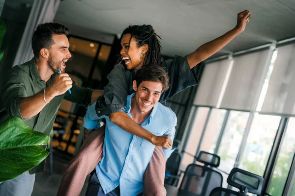 Çok ırklı, çeşitli girişimciler ve iş adamlarından oluşan başarılı bir grup birlikte hedeflere ulaşıyorlar. Görevde başarılı bir projeyi kutluyorlar.