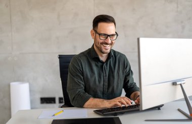 İş davasında başarılı bir avukat güvenle gülümsüyor, hukuki danışmanlık, kurumsal hukuk uzmanlığı ve mesleki avukatlık hizmetlerini temsil ediyor.