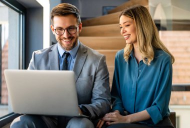 Modern ofis projesinde işbirliği yapan çok ırklı bir şirket ekibi. Çeşitli başarılı girişimciler takım olarak çalışıyor..