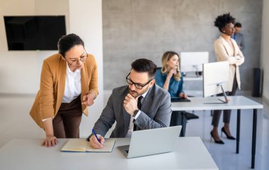Çeşitli iş arkadaşları olan çok kültürlü iş adamları, toplantıdaki yönetici yöneticiler. Çok kültürlü profesyonel iş adamları yönetim kurulunda araştırma planı üzerinde birlikte çalışıyorlar..