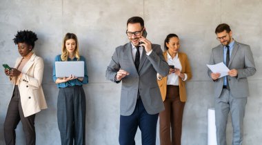 Modern bir ofiste, başarılı bir iş adamı telefon iletişimi, liderlik, strateji ve profesyonel hırsı gösteren birden fazla iş yapar.