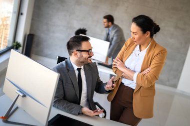Odaklanmış bir lider ve meslektaşları, güven ve başarı üzerine kurulmuş verimli bir ofis ortamında takım çalışması, işbirliği, iletişim ve strateji sergilediler.