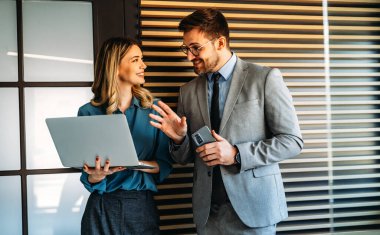 Finans bürosundaki bankacılar portföyleri, kredileri ve riskleri yönetir, zenginlik yönetimi, uyum ve uzmanlıkla profesyonel mali strateji sunar.
