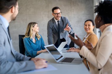 Çeşitli etnik gruplar, yönetim kurulu toplantıları. Çok kültürlü profesyonel iş adamları yönetim kurulunda araştırma planı üzerinde birlikte çalışıyorlar..