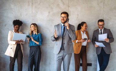 Çeşitli etnik çeşitlilikteki girişimci ve iş adamlarından oluşan başarılı bir grup, kurumsal ofiste hedeflerine ulaşıyor.