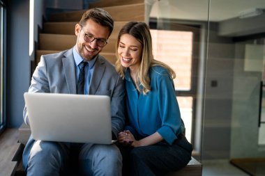 Meta evrende dijital kod yazan ve internette birlikte çalışan programcılardan oluşan bir ekip. Bir grup web tasarımcısı ofiste bir siber güvenlik web sitesi, uygulama veya yazılım geliştiriyor