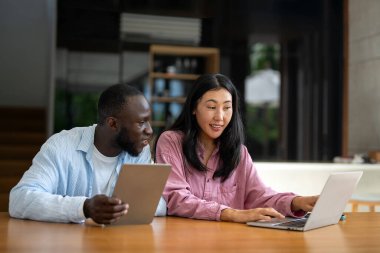 Uzaktan çalışma ve dijital iş. Çevrimiçi işbirliği yapan, projeleri yöneten ve çalışmalarının geleceğini her yerden kucaklayan çeşitli çiftler