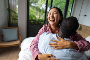 Kaliteli zaman ve güven. Mutlu çift, birlikte anlamlı anların tadını çıkarıyor. Sıcak ve keyifli bir atmosferde sevgi, bağlantı ve karşılıklı memnuniyet.