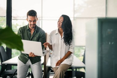 Çeşitli etnik çeşitlilikteki girişimci ve iş adamlarından oluşan başarılı bir grup, kurumsal ofiste hedeflerine ulaşıyor.