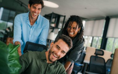 Bir grup çok ırklı genç ofis çalışanı anlık bir haz anında yakalanır. Birlikte son başarılı projeyi kutluyorlar..