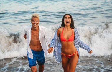 Hayatı ve bağlantıyı kutlayın. Mutlu sahile bakan anlar mutluluğu, dengeyi ve doğadaki paylaşılan deneyimlerin güzelliğini yansıtır.