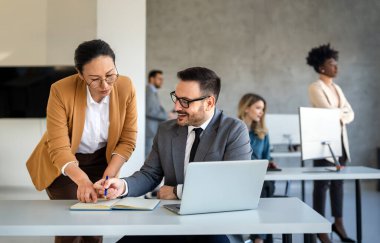 İş arkadaşları ve iş arkadaşları ofiste birlikte oturup hisse senedi veri mumu grafiklerini ekranda izleyerek fiyat akışını analiz ediyorlar.