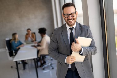 İş davasında başarılı bir avukat güvenle gülümsüyor, hukuki danışmanlık, kurumsal hukuk uzmanlığı ve mesleki avukatlık hizmetlerini temsil ediyor.