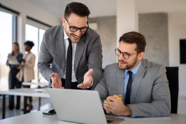 İş dünyasından profesyoneller yapay zeka, makine öğrenimi ve veri analizlerini araştırarak, strateji, büyüme ve başarıya akıllı araçlar ve yenilikler uyguluyorlar.