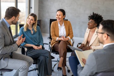 Çok ırklı başarılı iş adamlarının portresi, iş sırasında kurumsal ofiste birlikte çalışmak, konuşmak..