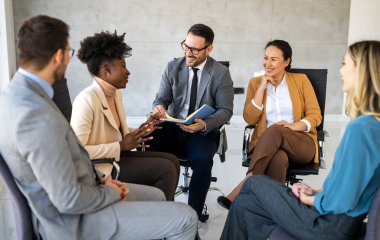 Odaklanmış bir lider ve meslektaşları, güven ve başarı üzerine kurulmuş verimli bir ofis ortamında takım çalışması, işbirliği, iletişim ve strateji sergilediler.