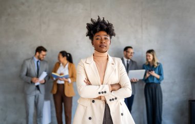 Ofis ortamındaki iş kadını, takım çalışması, işbirliği, liderlik ve yenilikleri çağdaş iş hayatının temel unsurları olarak vurguladı