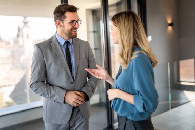 Odaklanmış bir lider ve meslektaşları, güven ve başarı üzerine kurulmuş verimli bir ofis ortamında takım çalışması, işbirliği, iletişim ve strateji sergilediler.