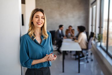 Çeşitli etnik çeşitlilikteki girişimci ve iş adamlarından oluşan başarılı bir grup, kurumsal ofiste hedeflerine ulaşıyor.