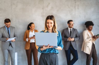 Mutlu yoğun çeşitlilik, çok ırklı iş adamları modern ofiste, şirket toplantısında dizüstü bilgisayarda birlikte çalışıyorlar.. .