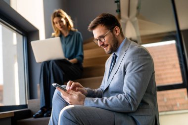 İş dünyasından profesyoneller yapay zeka, makine öğrenimi ve veri analizlerini araştırarak, strateji, büyüme ve başarıya akıllı araçlar ve yenilikler uyguluyorlar.