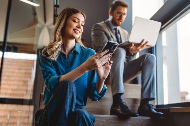 Modern bir iş ekibi, ofiste ilerleme, bağlantı ve başarı sağlamak için teknoloji, dijital iş akışı, çevrimiçi araçlar ve işyeri yeniliklerini kullanır.