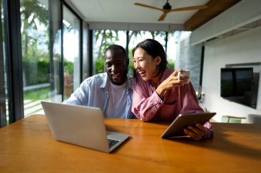 Çevrimiçi eğlence ve sosyal medya. Dijital dünyanın tadını çıkaran, bağlı kalan ve internetin olasılıklarını araştıran çeşitli, etnik çeşitlilikte bir çift.