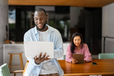Uzaktan çalışan çok kültürlü bir çift, çevrimiçi finans ve yatırım planlıyorlar. Dijital göçebe yaşam tarzı, takım çalışması ve her yerden gelen akıllı finansal kararlar.